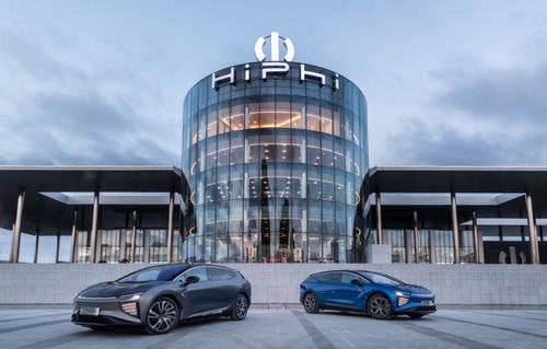 丁磊出席中國汽車藍皮書峰會 沒有人不是新造車